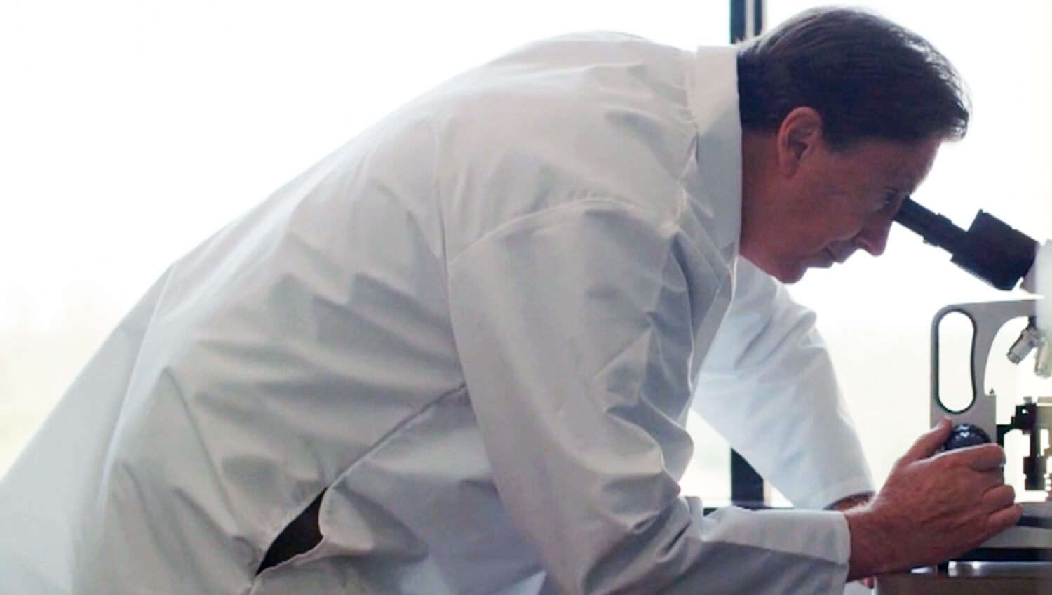 Dr. Dale Bredesen in laboratory